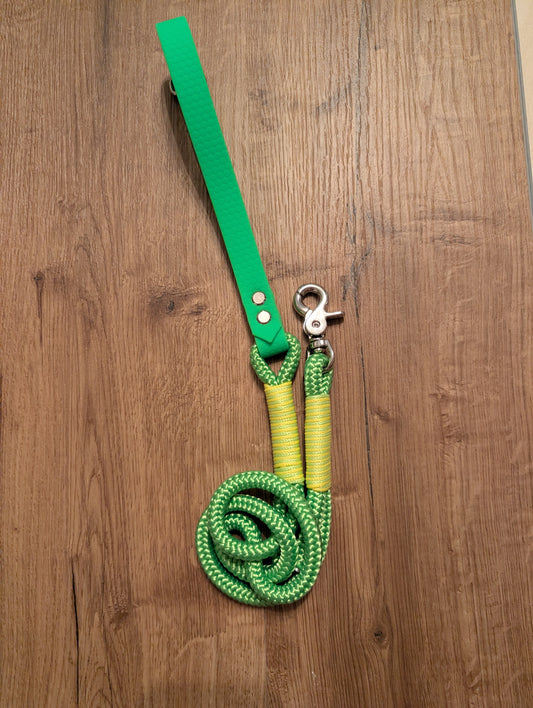 Grashüpfer mit Biothanegriff Führleine 1m (Kopie) - Chaosqueens Manufaktur